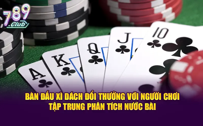 Bàn đấu xì dách đổi thưởng với người chơi tập trung phân tích nước bài