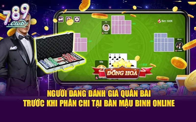 Người đang đánh giá quân bài trước khi phân chi tại bàn mậu binh online